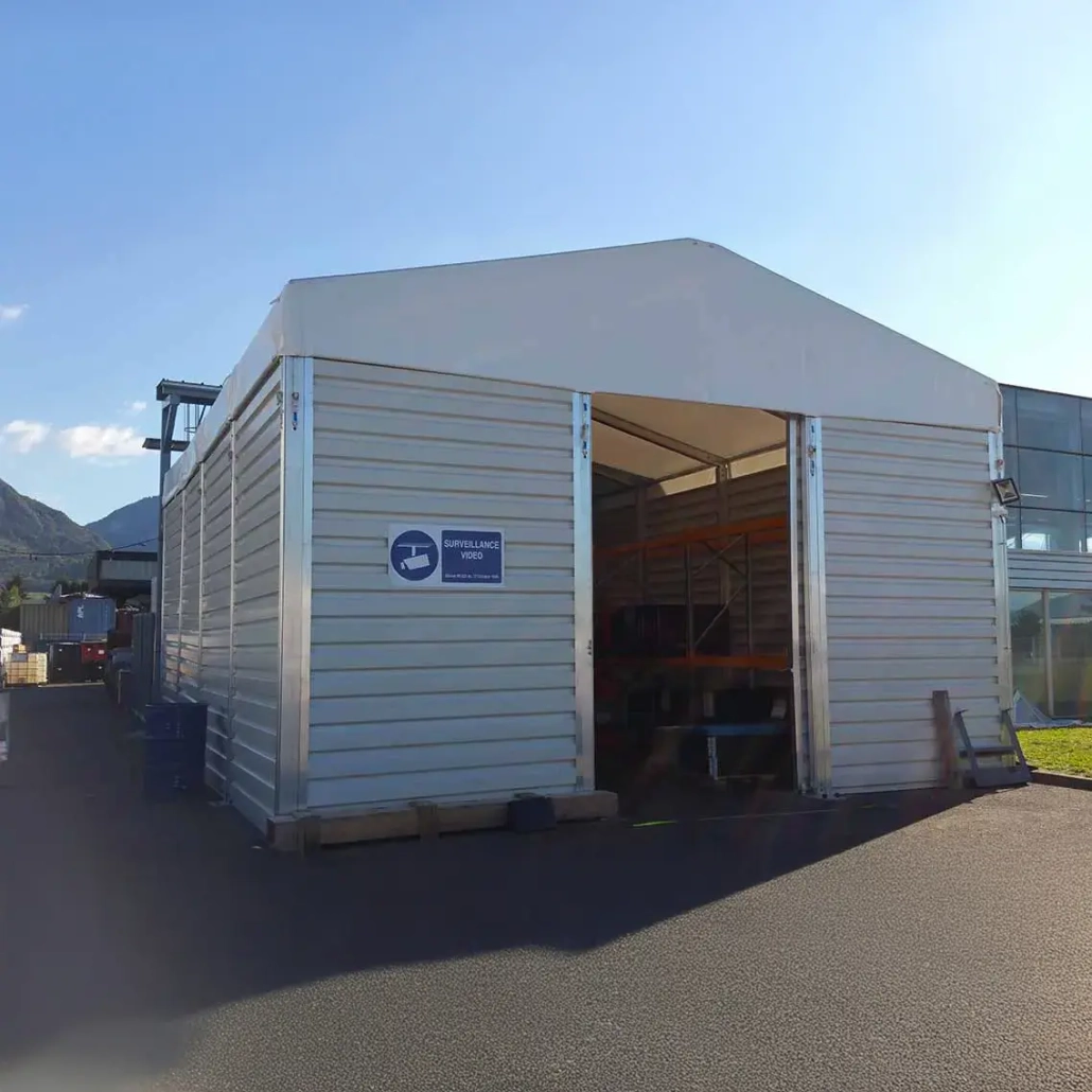 Chapiteau de stockage industriel bardé