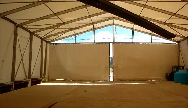 Hangar ULM- Vue intérieure de la façade avec grand rideau coulissant