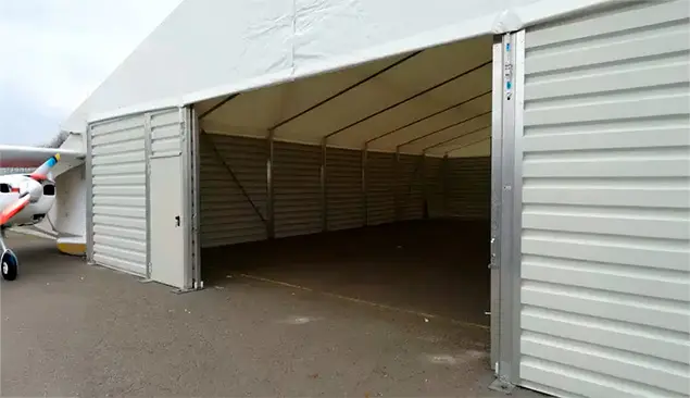 Entrepôt secteur aéronautique- Grande porte coulissante et porte piéton