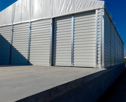 Hangar métallique avec porte coulissante