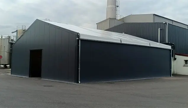 Hangar avec une périphérie sandwich couleur