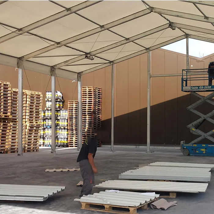 Auvent pour une cour industrielle