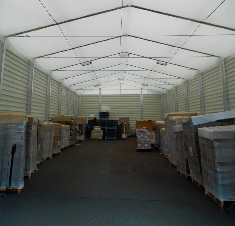Chapiteau de protection pour les marchandises