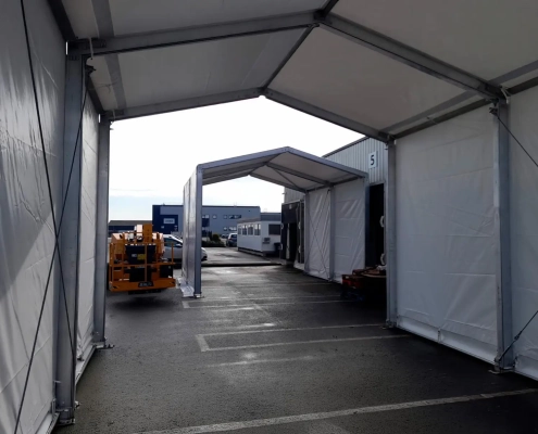 2 tentes industrielles en cour de montage