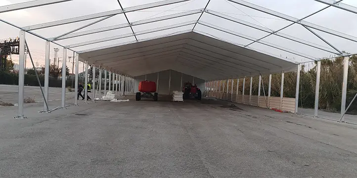 Bâtiment démontable en cour de montage